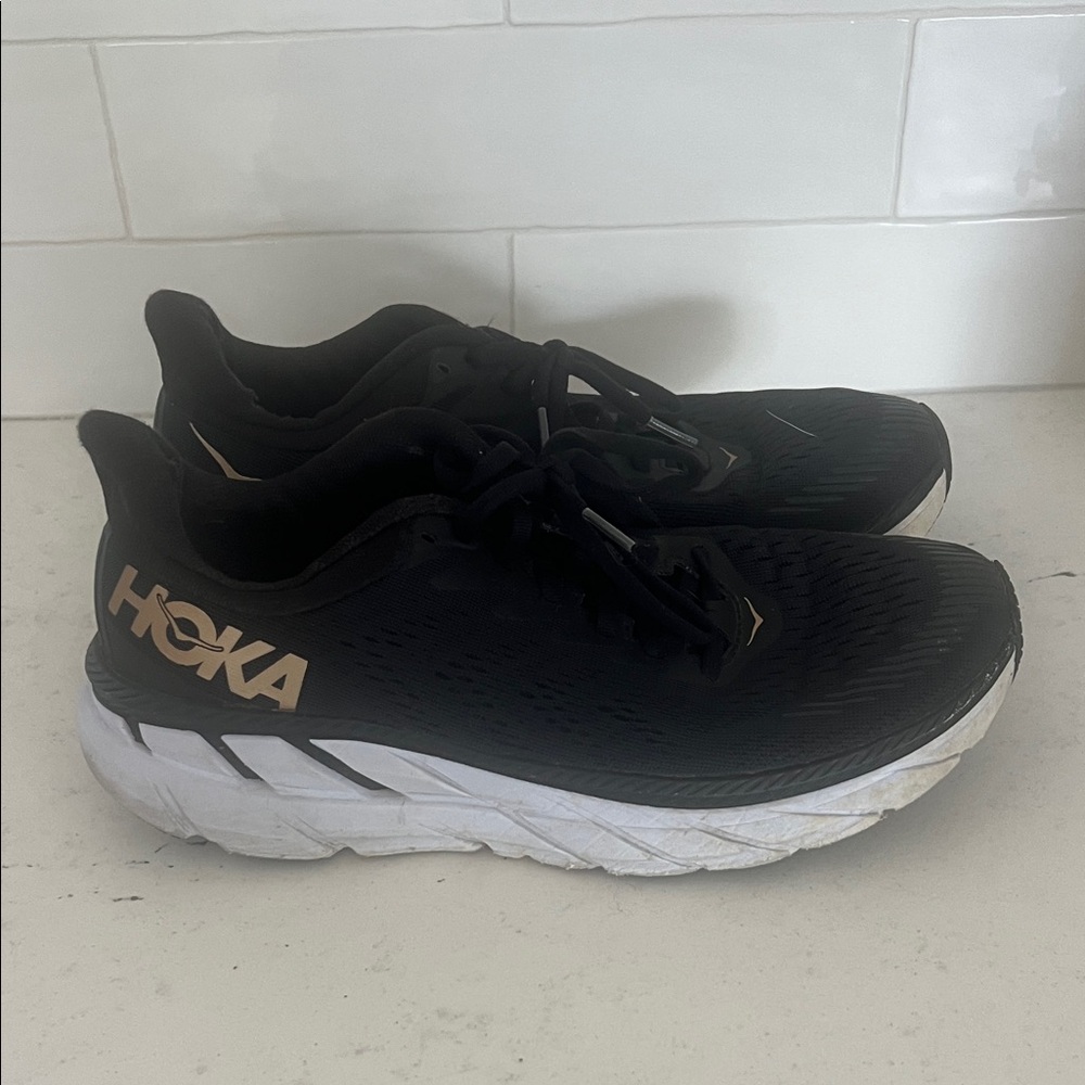 Hoka Clifton 7 Black & White Running Shoes with Gold Logo. Size 8 Amazing!